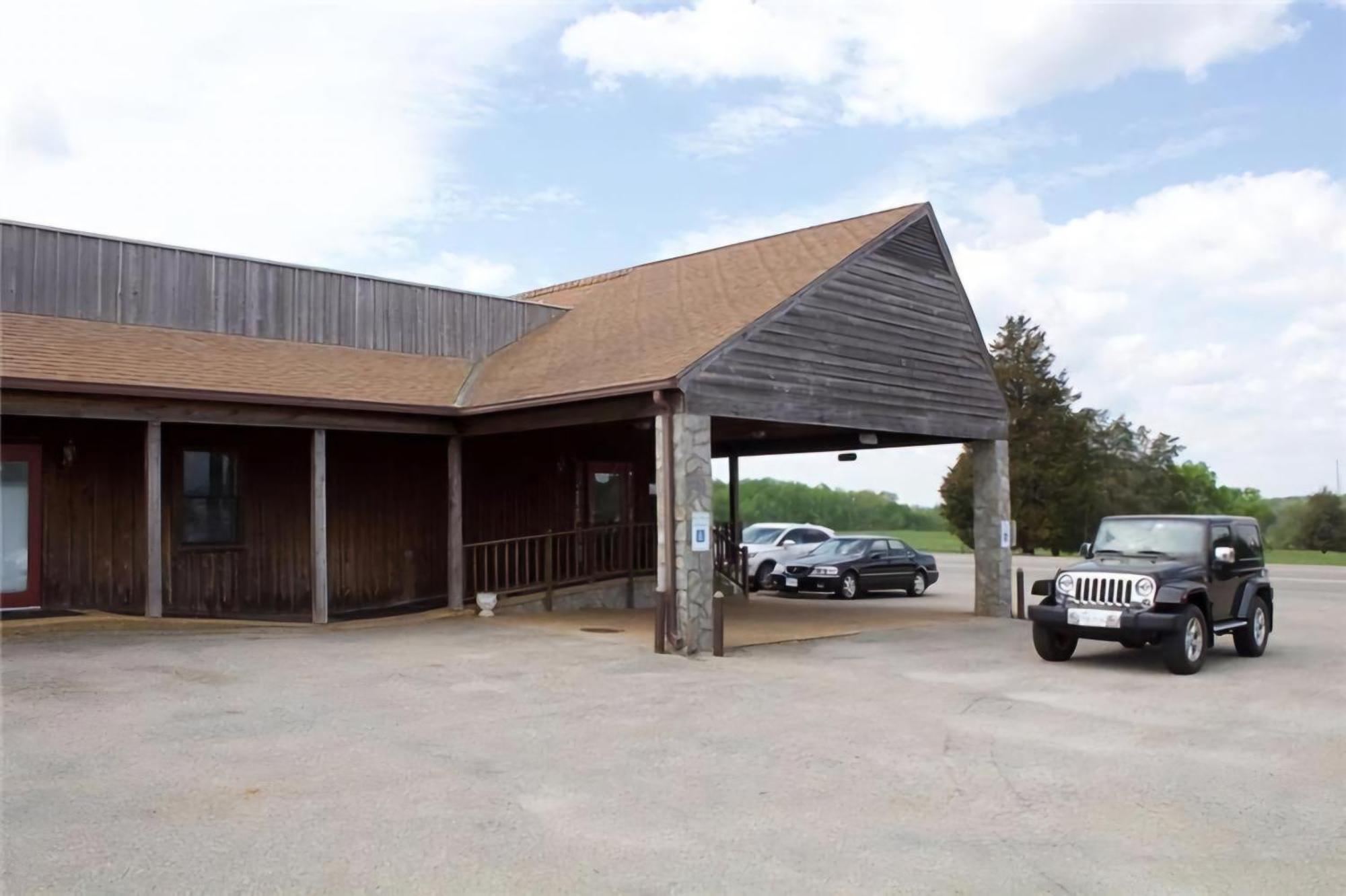 Oyo Sheldon'S Motel And Restaurant Keysville Экстерьер фото
